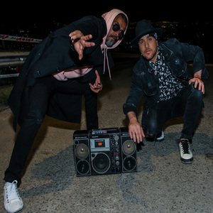 公和我在厨房添我奶头
