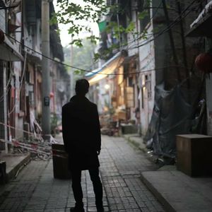 公和我在厨房添我奶头
